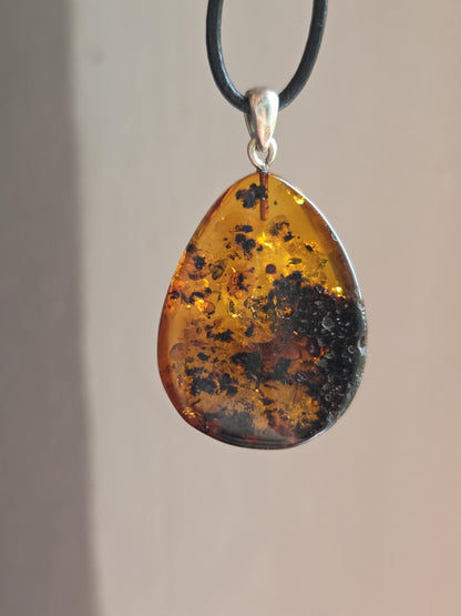 Baltischer Bernstein Anhänger, mit Einschlüssen von Blüten Bernstein Amulett, 42 x 26 x 12 mm, 925er Silberöse, an verstellbarem Lederband