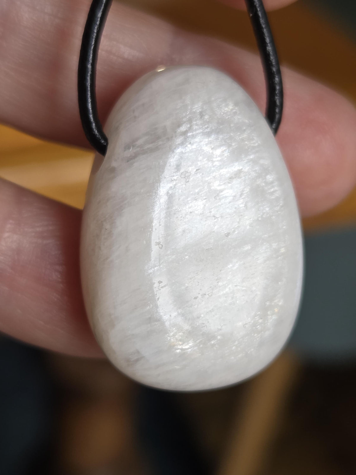 Echter Mondstein weiß Anhänger 31 x 23 x 11 mm, gebohrt, an verstellbarem Lederband