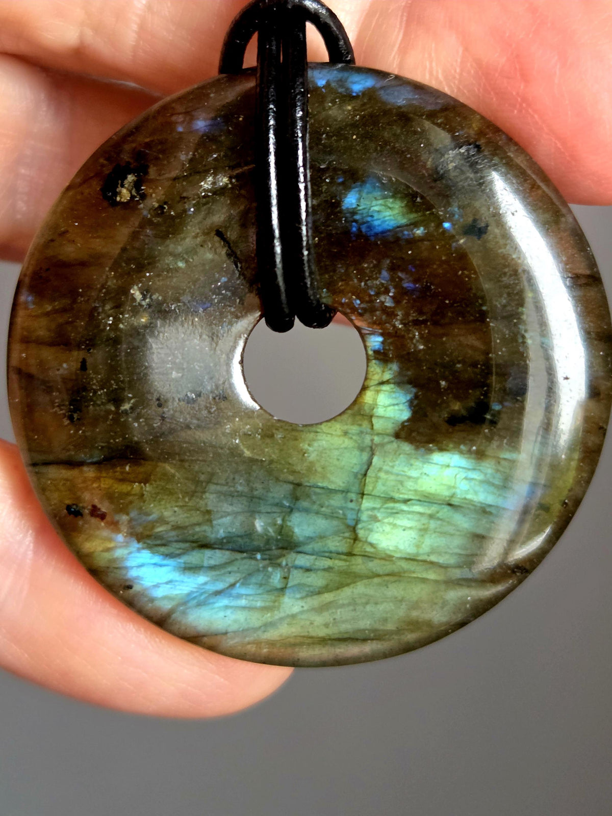 Labradorit blau grün gold Donut Anhänger groß, 40 x 7 mm, gebohrt, an verstellbarem Lederband, Herzchakra Selbstliebe Pi-Stein