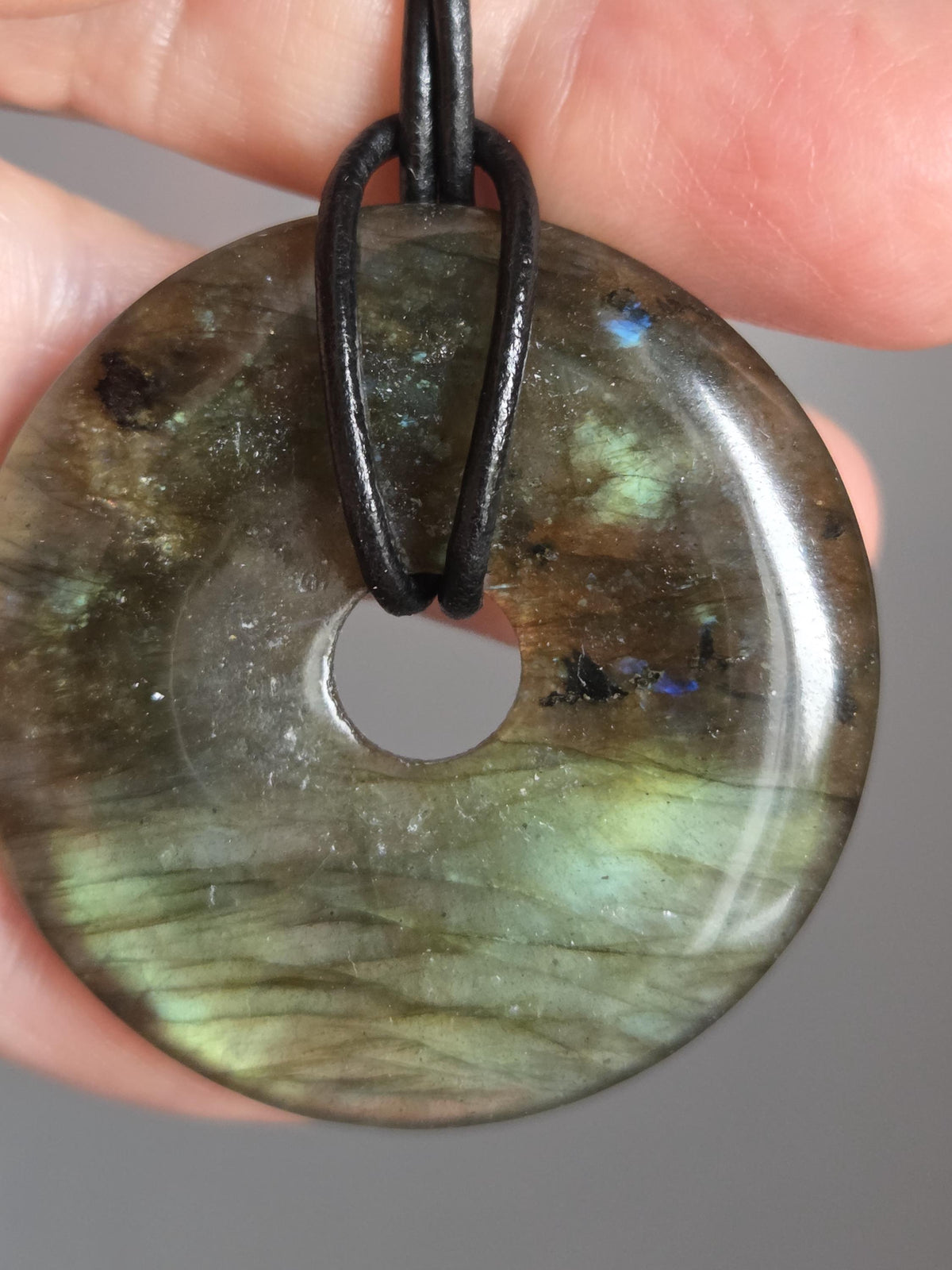 Labradorit blau grün gold Donut Anhänger groß, 40 x 7 mm, gebohrt, an verstellbarem Lederband, Herzchakra Selbstliebe Pi-Stein