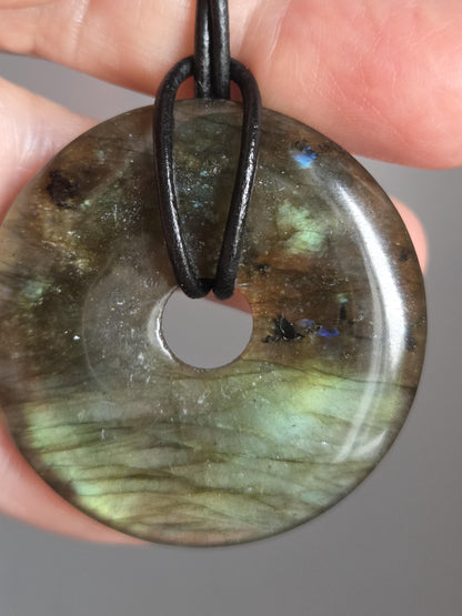 Labradorit blau grün gold Donut Anhänger groß, 40 x 7 mm, gebohrt, an verstellbarem Lederband, Herzchakra Selbstliebe Pi-Stein