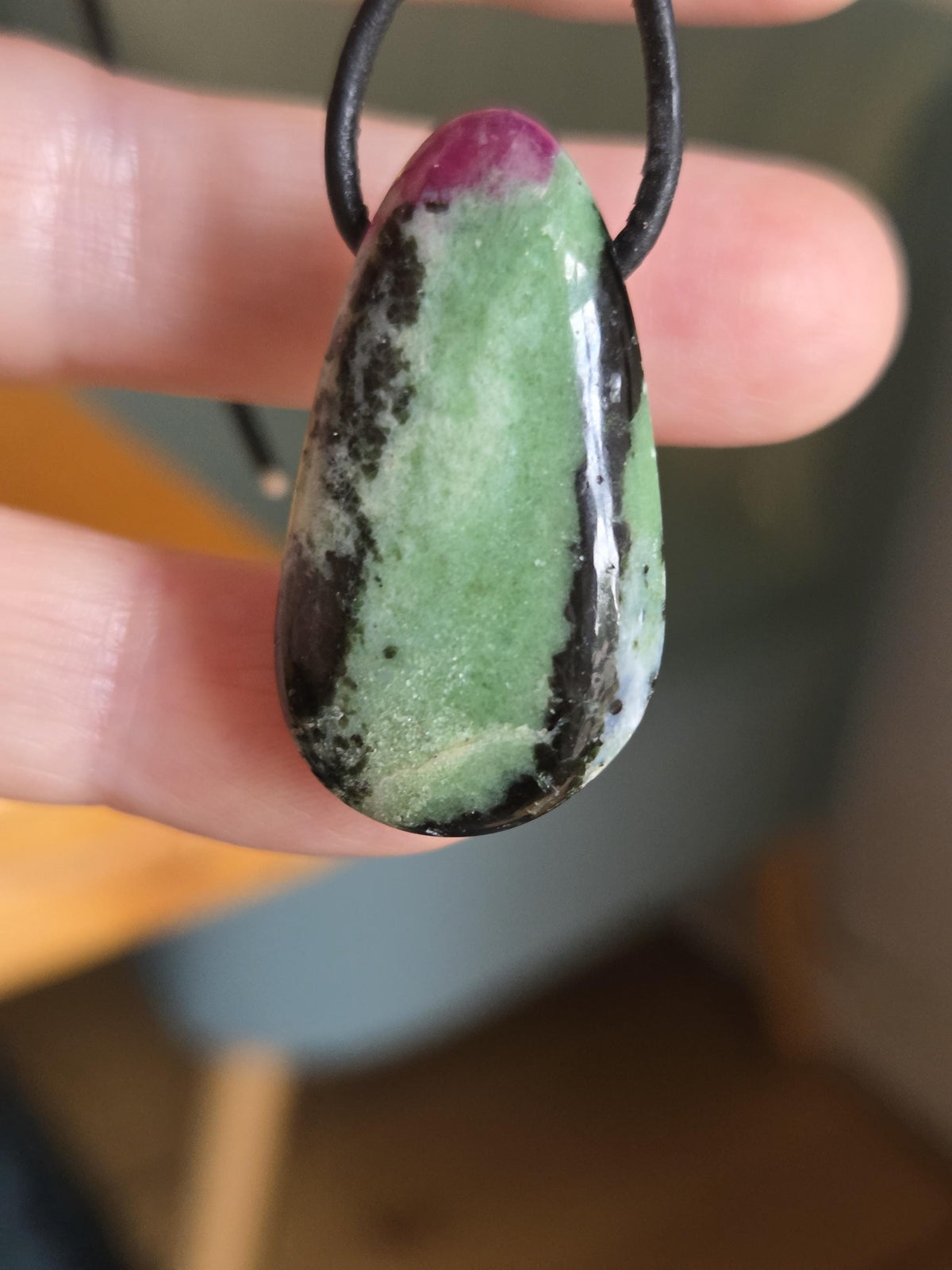 Rubin Zoisit, Anhänger, 35 x 19 x 10 mm, gebohrt, an verstellbarem Lederband