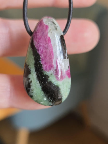 Rubin Zoisit, Anhänger, 35 x 19 x 10 mm, gebohrt, an verstellbarem Lederband