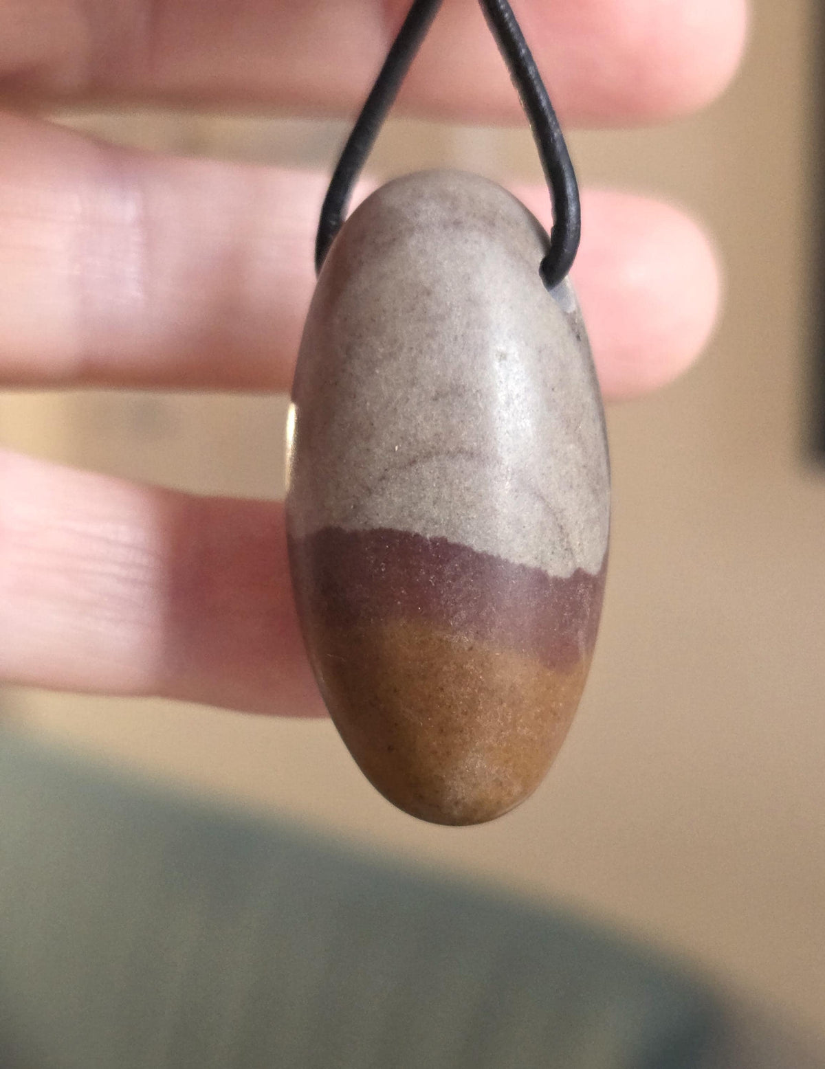 Shiva Lingam Venus Stein Anhänger, 39 x 20 mm, gebohrt, an verstellbarem Lederband