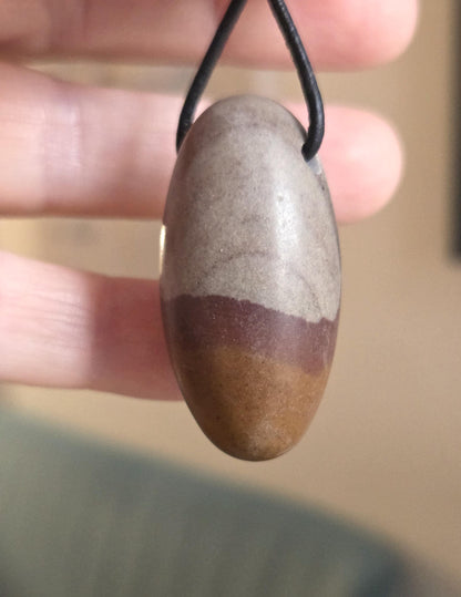 Shiva Lingam Venus Stein Anhänger, 39 x 20 mm, gebohrt, an verstellbarem Lederband