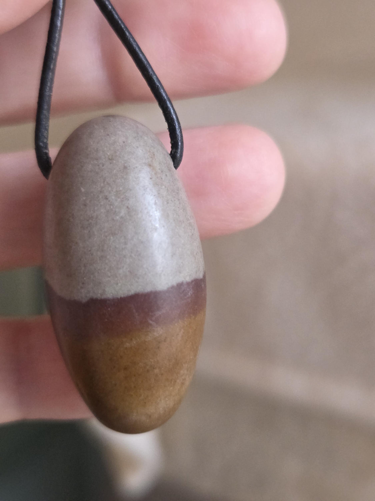 Shiva Lingam Venus Stein Anhänger, 39 x 20 mm, gebohrt, an verstellbarem Lederband
