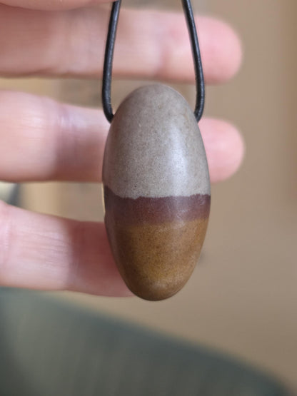 Shiva Lingam Venus Stein Anhänger, 39 x 20 mm, gebohrt, an verstellbarem Lederband