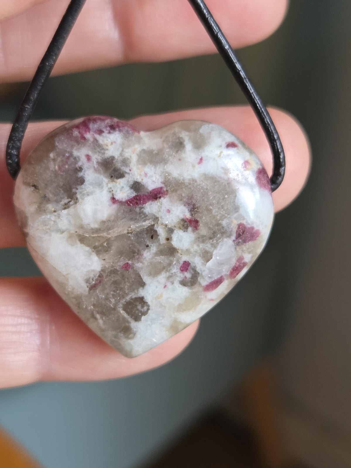 Rubellit Herz , roter Turmalin in Quarz, Herz Anhänger, 31 x 33 x 10 mm, gebohrt, an verstellbarem Lederband, Herzchakra Selbstliebe