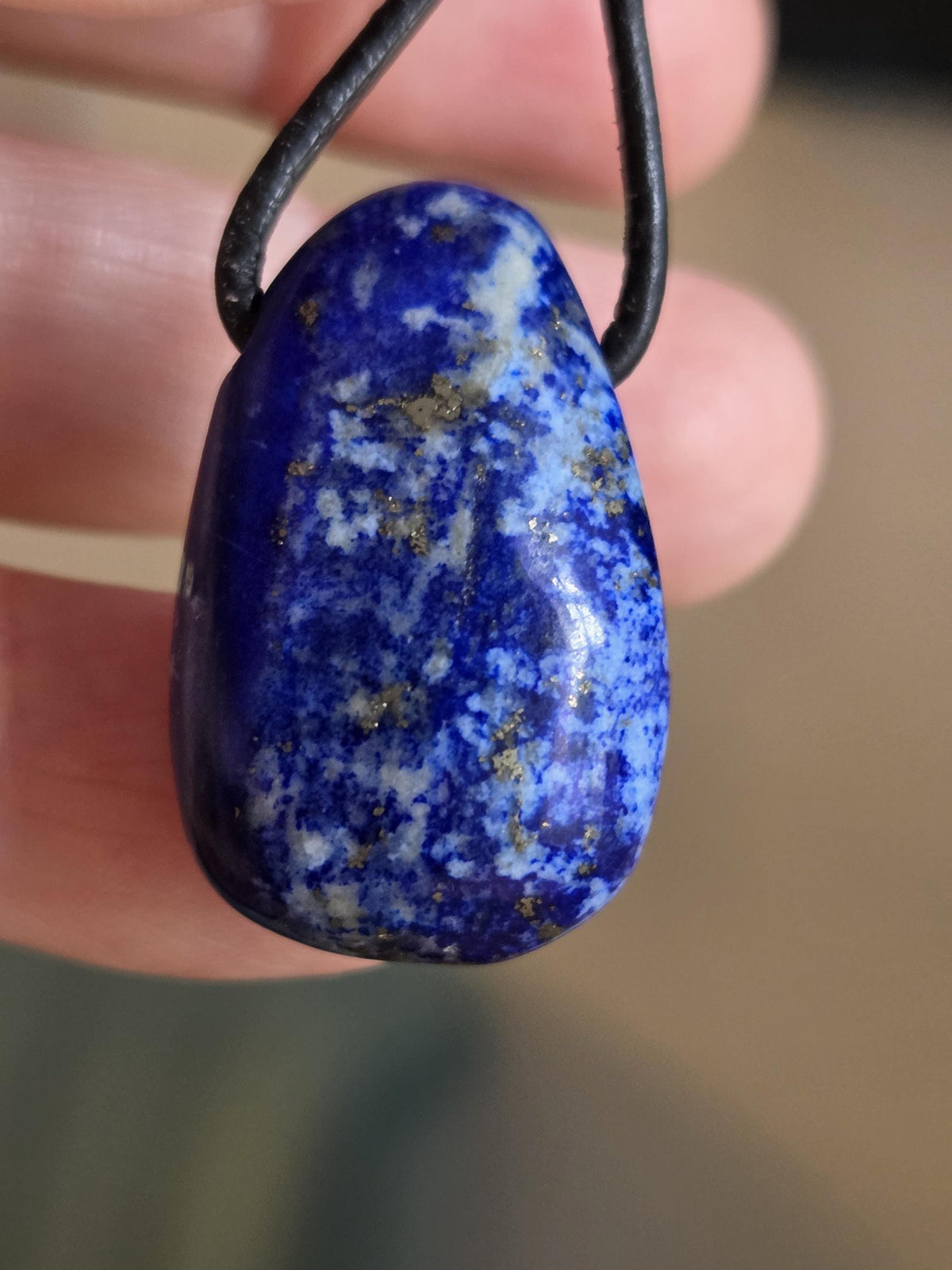Lapislazuli Lapis Lazuli Anhänger, Himmels Stein, 28 x 18 x 9 mm, gebohrt, an verstellbarem Lederband