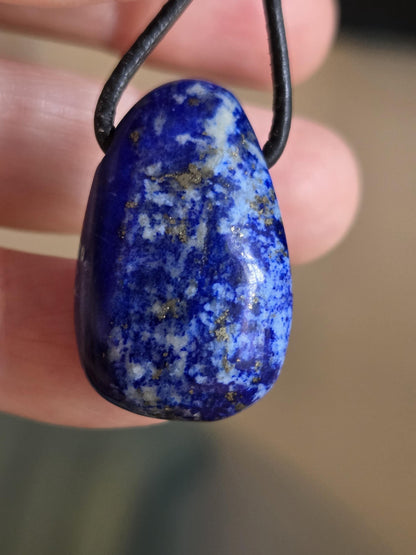 Lapislazuli Lapis Lazuli Anhänger, Himmels Stein, 28 x 18 x 9 mm, gebohrt, an verstellbarem Lederband