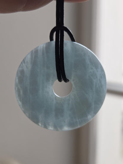 Aquamarin Anhänger, Donut an verstellbarem Lederband, 38 x 8 mm