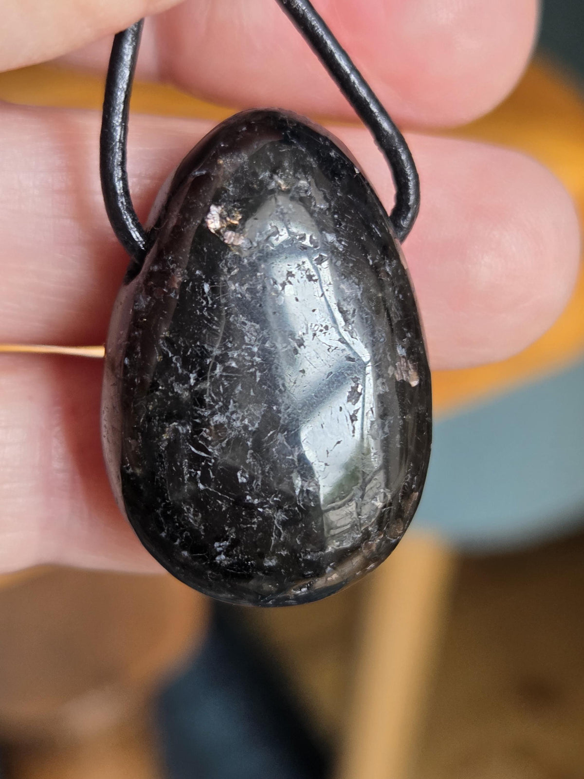 Magischer Nuumit sehr seltener Stein aus Grönland, Anhänger, 30 x 20 x 10 mm, gebohrt, an verstellbarem Lederband