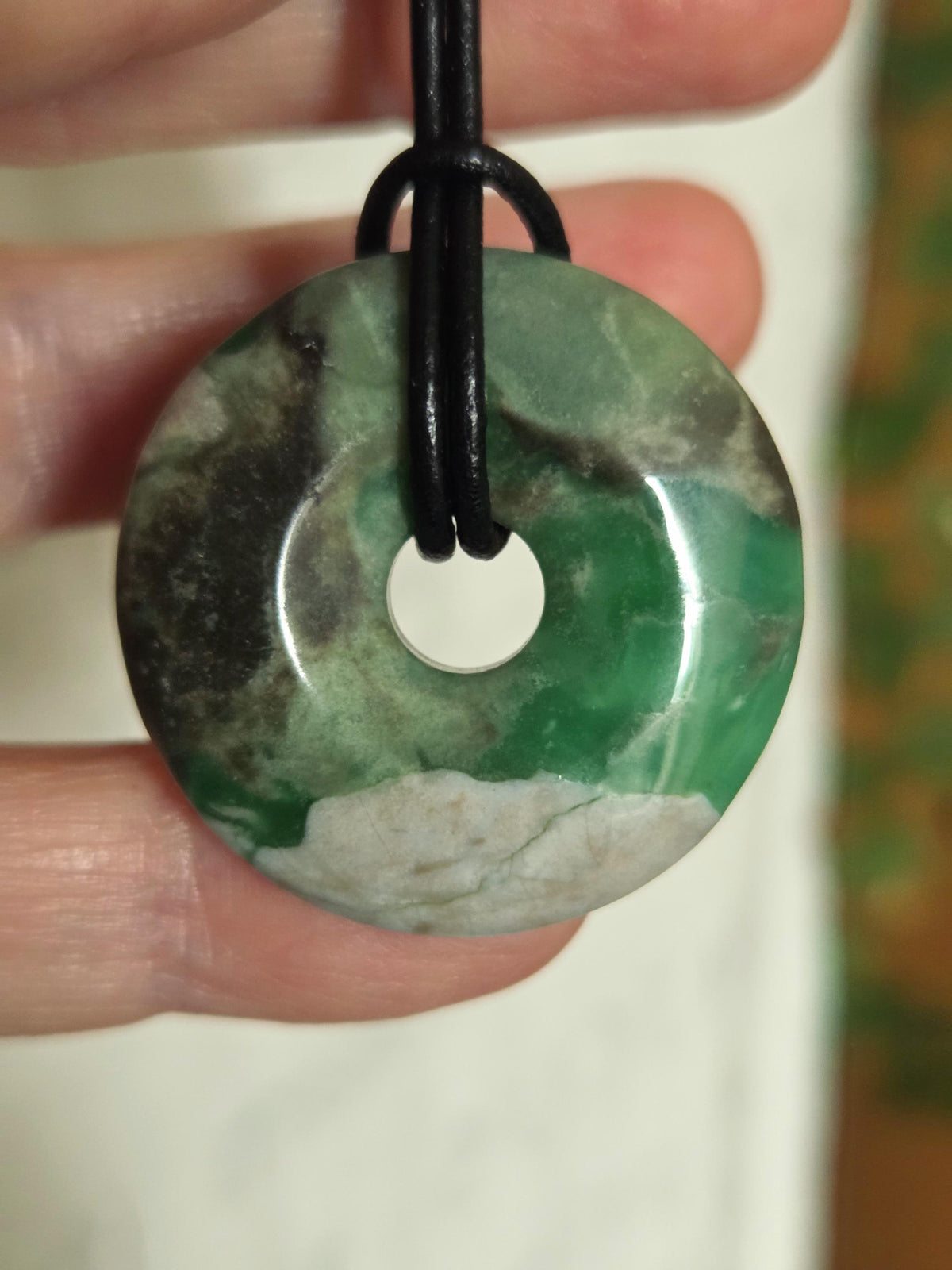 Rarität, seltener Variscit, Variscite, Variszit Donut Anhänger, 33 x 8 mm, an verstellbarem Lederband