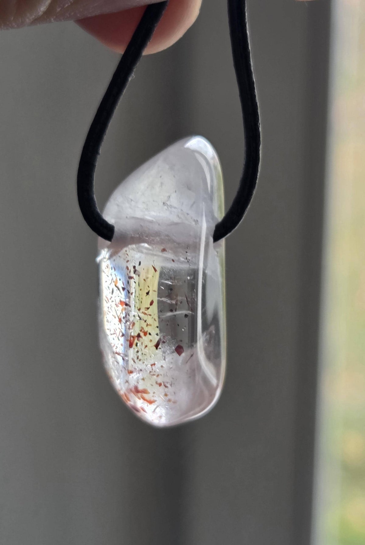 Red Healer, Erdbeer Quarz, Bergkristall mit Hämatit Feuer Quarz Anhänger, 28 x 13 x 13 mm, gebohrt, an verstellbarem Lederband