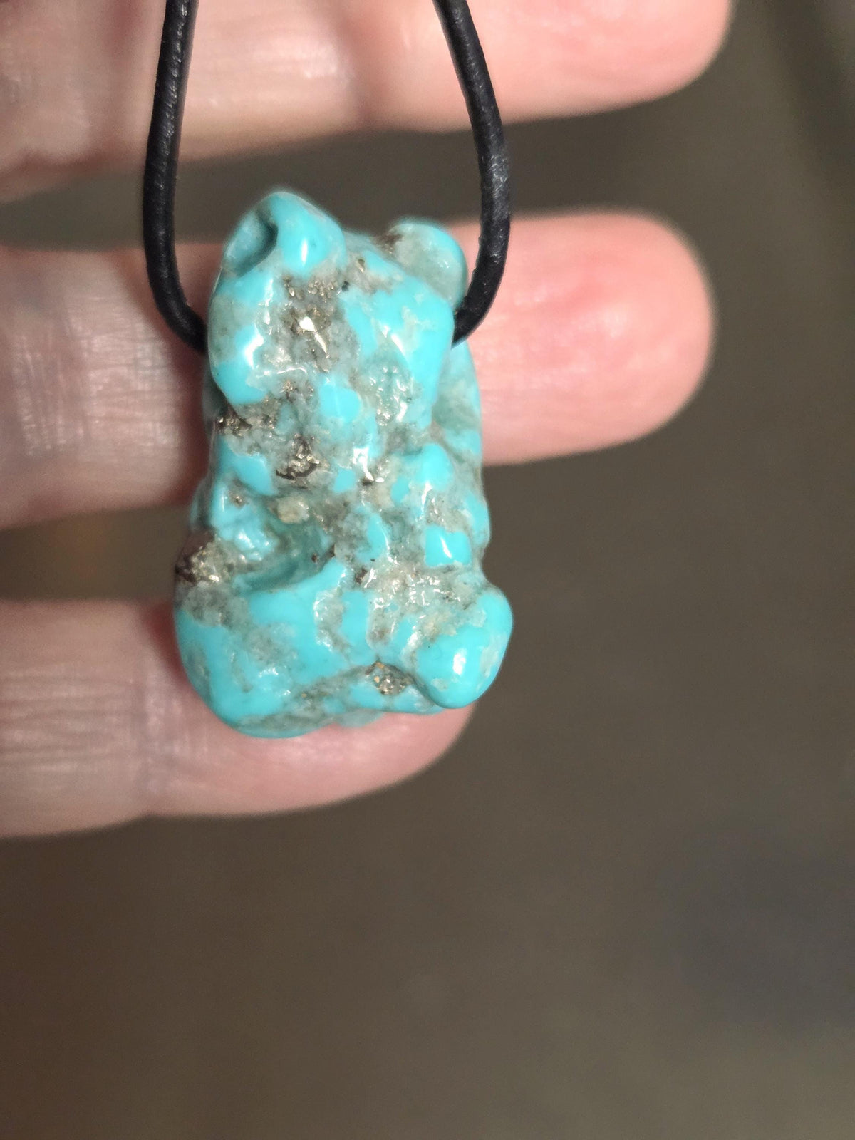 Schöner Türkis großer Nugget Anhänger, 32 x 21 x 18 mm, gebohrt, an verstellbarem Lederband