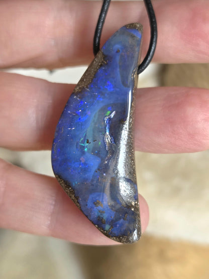 Boulder Opal, flashfire blauer Boulderopal Anhänger groß, 49 x 18 x 10 mm, gebohrt, an verstellbarem Lederband
