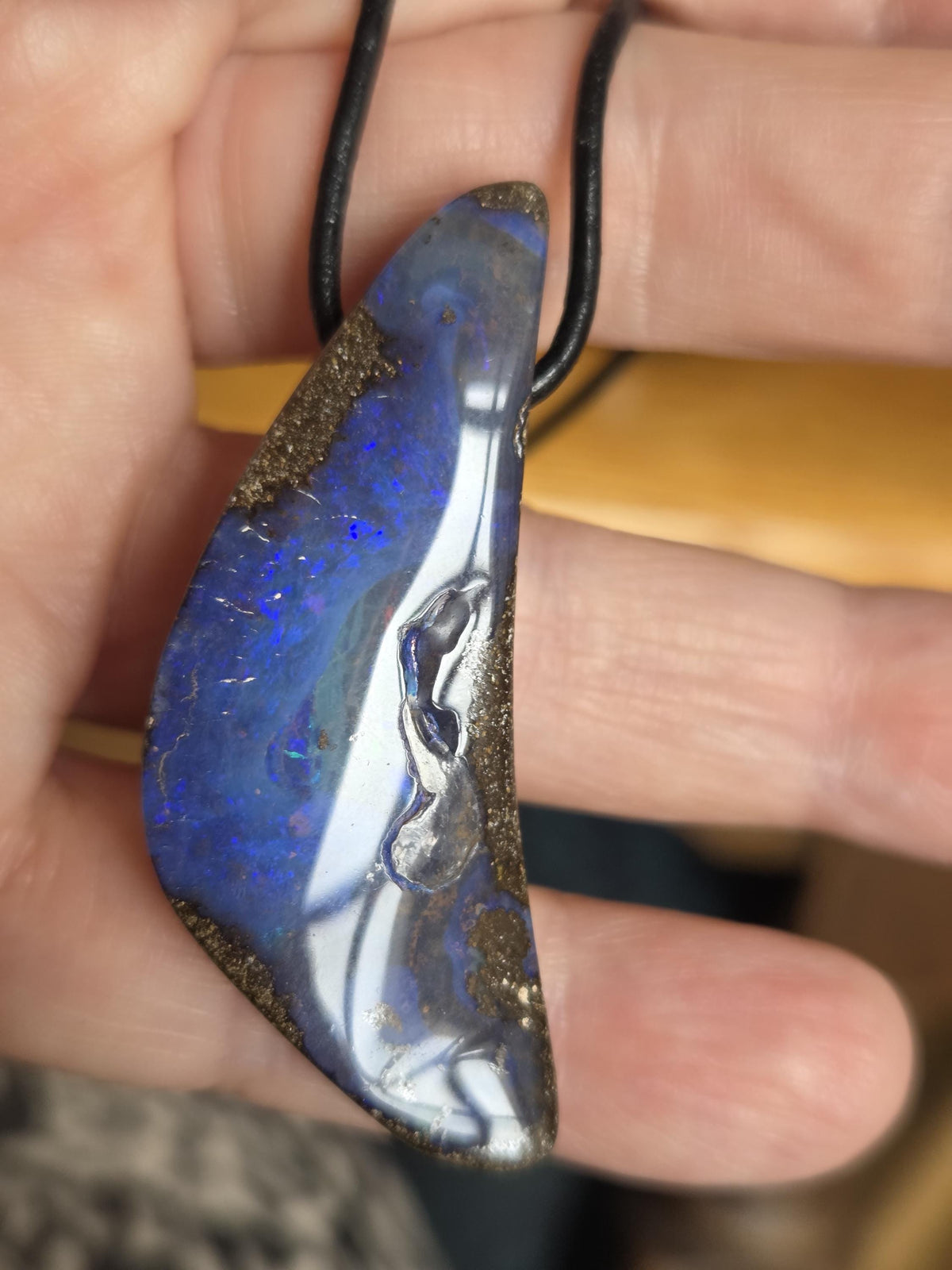Boulder Opal, flashfire blauer Boulderopal Anhänger groß, 49 x 18 x 10 mm, gebohrt, an verstellbarem Lederband