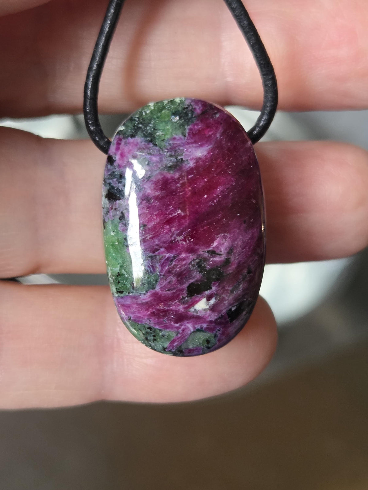 Magischer Rubin in Zoisit, Anhänger, 30 x 19 x 13 mm, gebohrt, an verstellbarem Lederband, amulettförmig