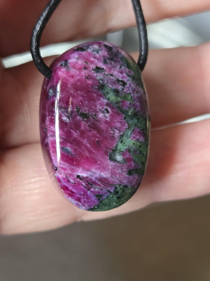 Magischer Rubin in Zoisit, Anhänger, 30 x 19 x 13 mm, gebohrt, an verstellbarem Lederband, amulettförmig