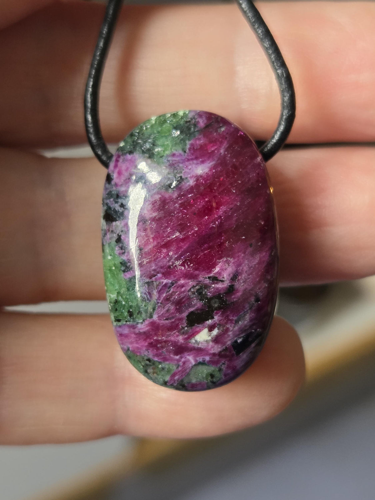 Magischer Rubin in Zoisit, Anhänger, 30 x 19 x 13 mm, gebohrt, an verstellbarem Lederband, amulettförmig