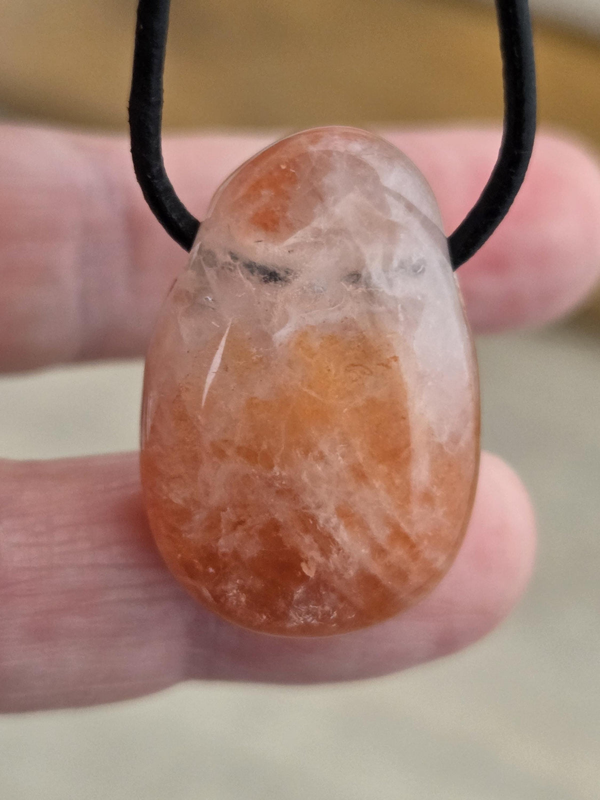 Red Healer, Erdbeer Quarz, Bergkristall mit Hämatit Feuer Quarz Anhänger, 29 x 19 x 11 mm, gebohrt, an verstellbarem Lederband