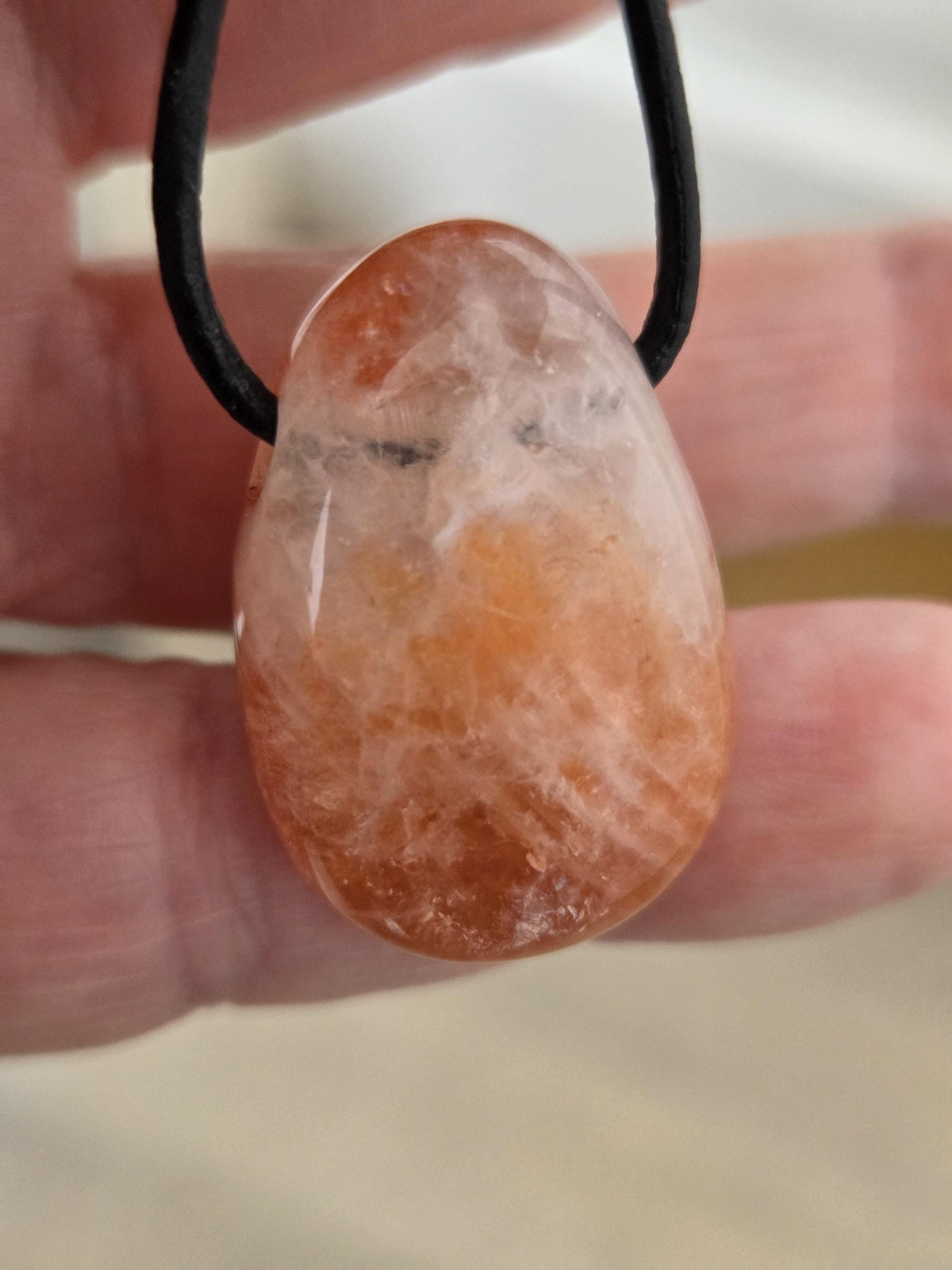 Red Healer, Erdbeer Quarz, Bergkristall mit Hämatit Feuer Quarz Anhänger, 29 x 19 x 11 mm, gebohrt, an verstellbarem Lederband