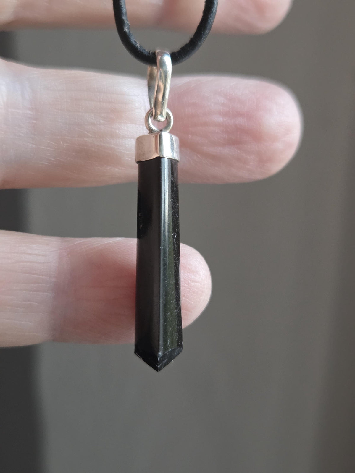Turmalin schwarz Schörl Stäbchen, an 925er Silber Öse, Anhänger, 42 x 7 x 7 mm, an verstellbarem Lederband
