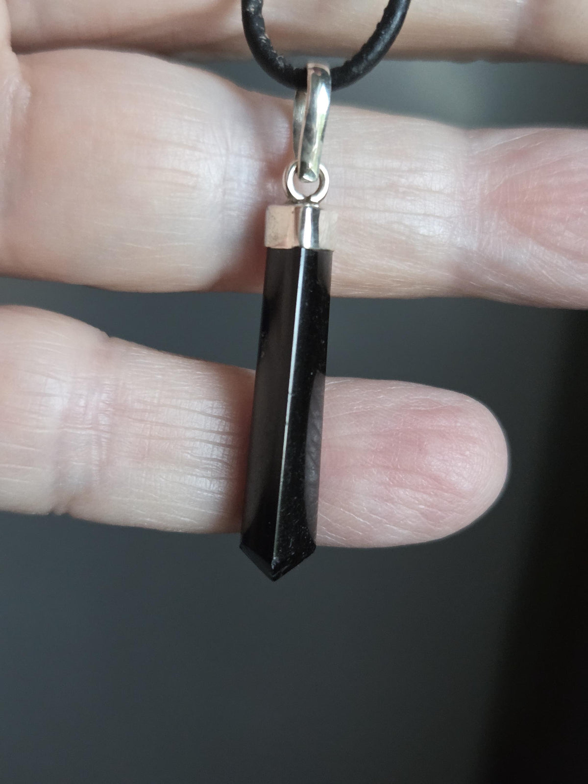 Turmalin schwarz Schörl Stäbchen, an 925er Silber Öse, Anhänger, 42 x 7 x 7 mm, an verstellbarem Lederband