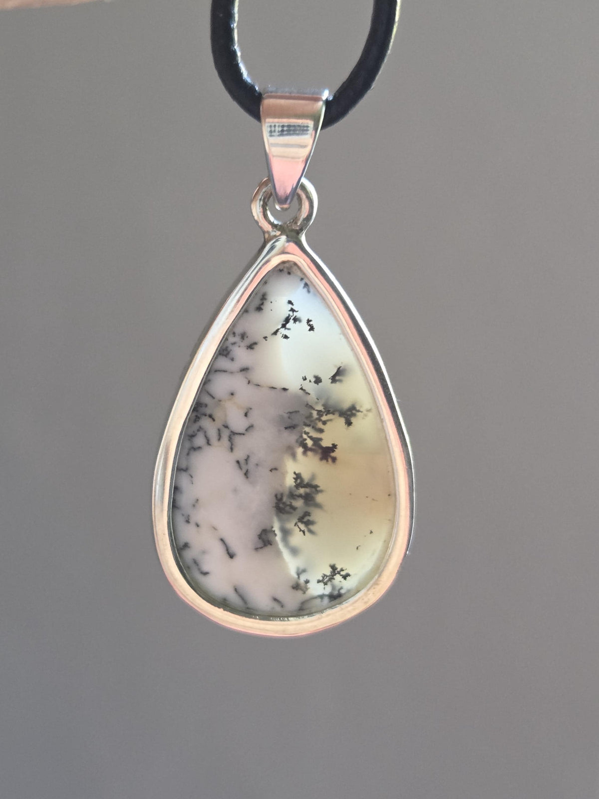 Dendriden Opal, Merlinit aus Madagaskar 37 x 18 x 8 mm, an 925er Silber Öse, an verstellbarem Lederband