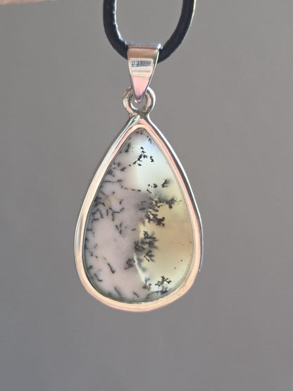 Dendriden Opal, Merlinit aus Madagaskar 37 x 18 x 8 mm, an 925er Silber Öse, an verstellbarem Lederband