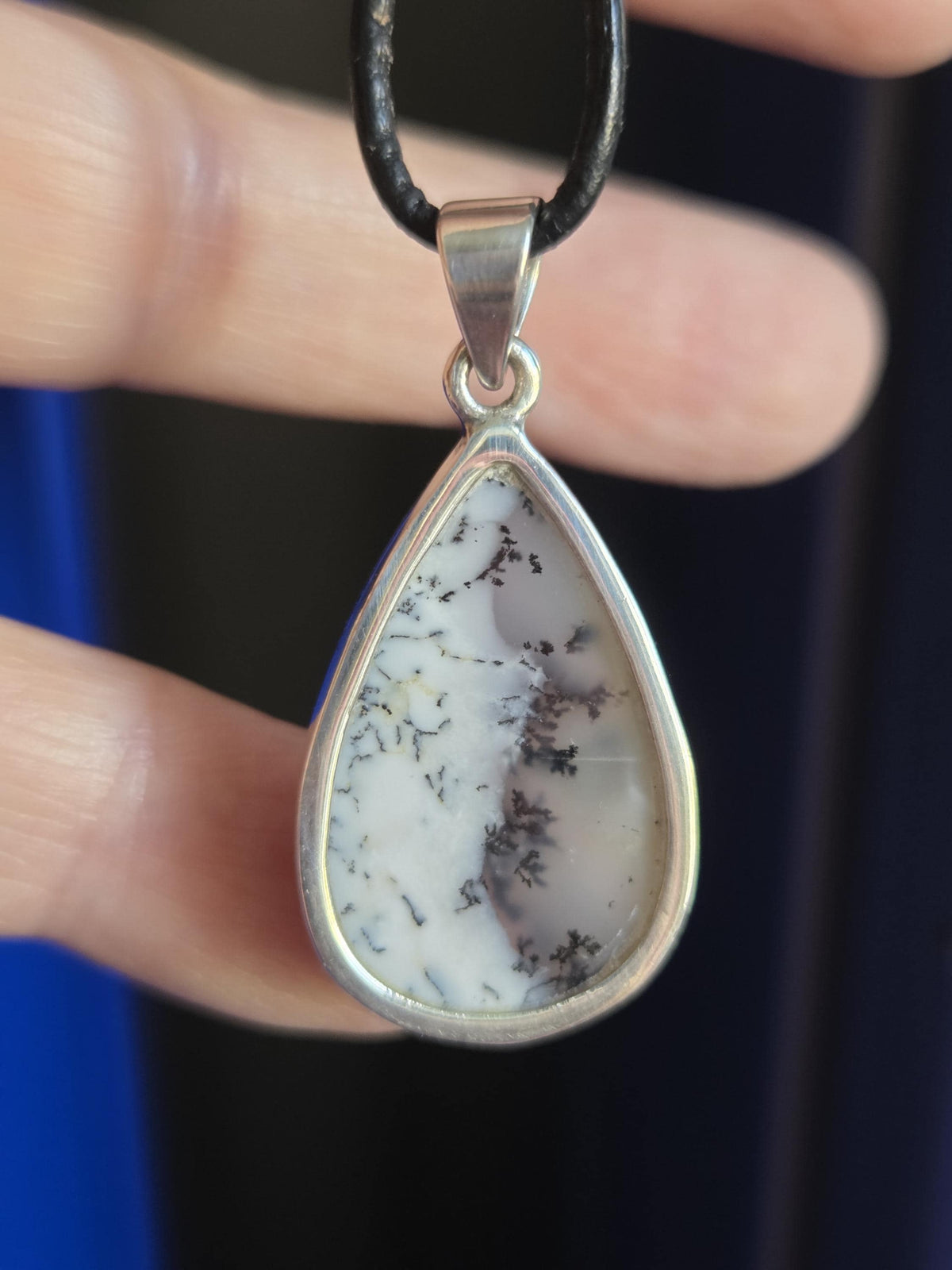 Dendriden Opal, Merlinit aus Madagaskar 37 x 18 x 8 mm, an 925er Silber Öse, an verstellbarem Lederband