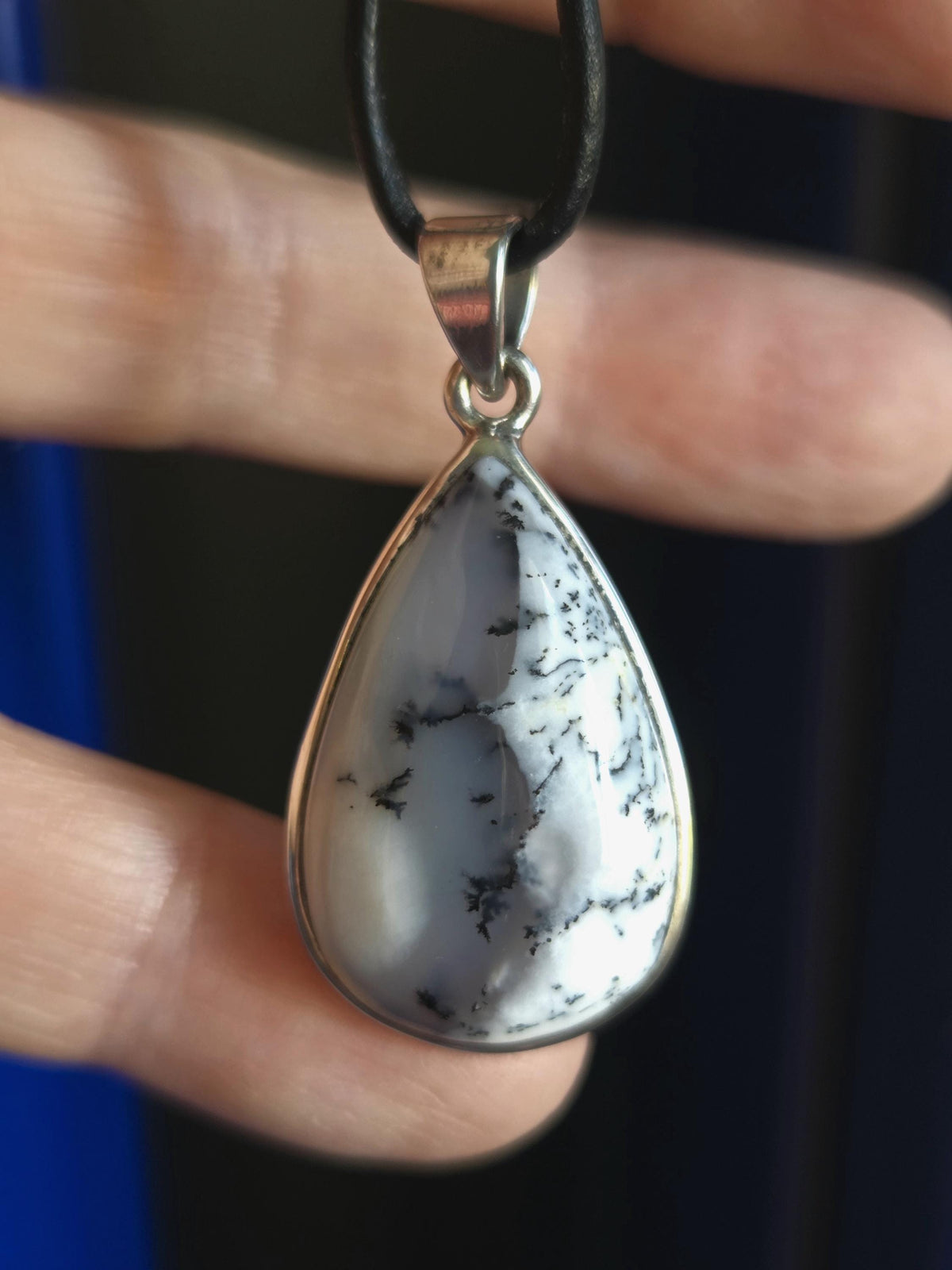 Dendriden Opal, Merlinit aus Madagaskar 37 x 18 x 8 mm, an 925er Silber Öse, an verstellbarem Lederband