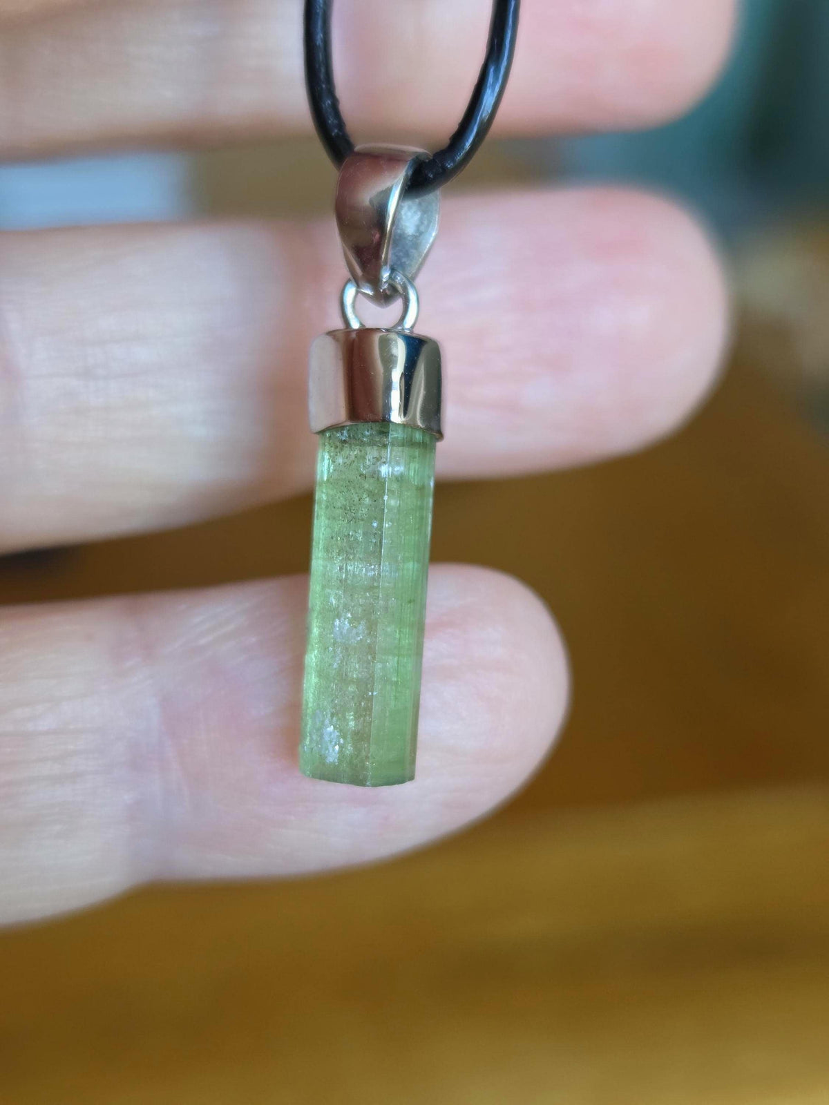Turmalin Verdelith Stäbchen Rohstein minimalistischer Anhänger, an 925er Silberöse, an verstellbarem Lederband