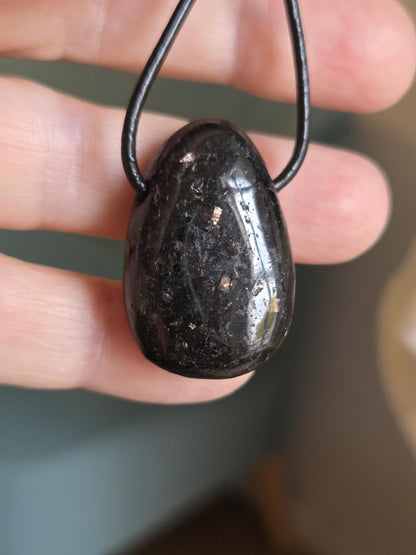 Magischer Nuumit sehr seltener Stein aus Grönland, Anhänger, 31 x 21 x 10 mm, gebohrt, an verstellbarem Lederband
