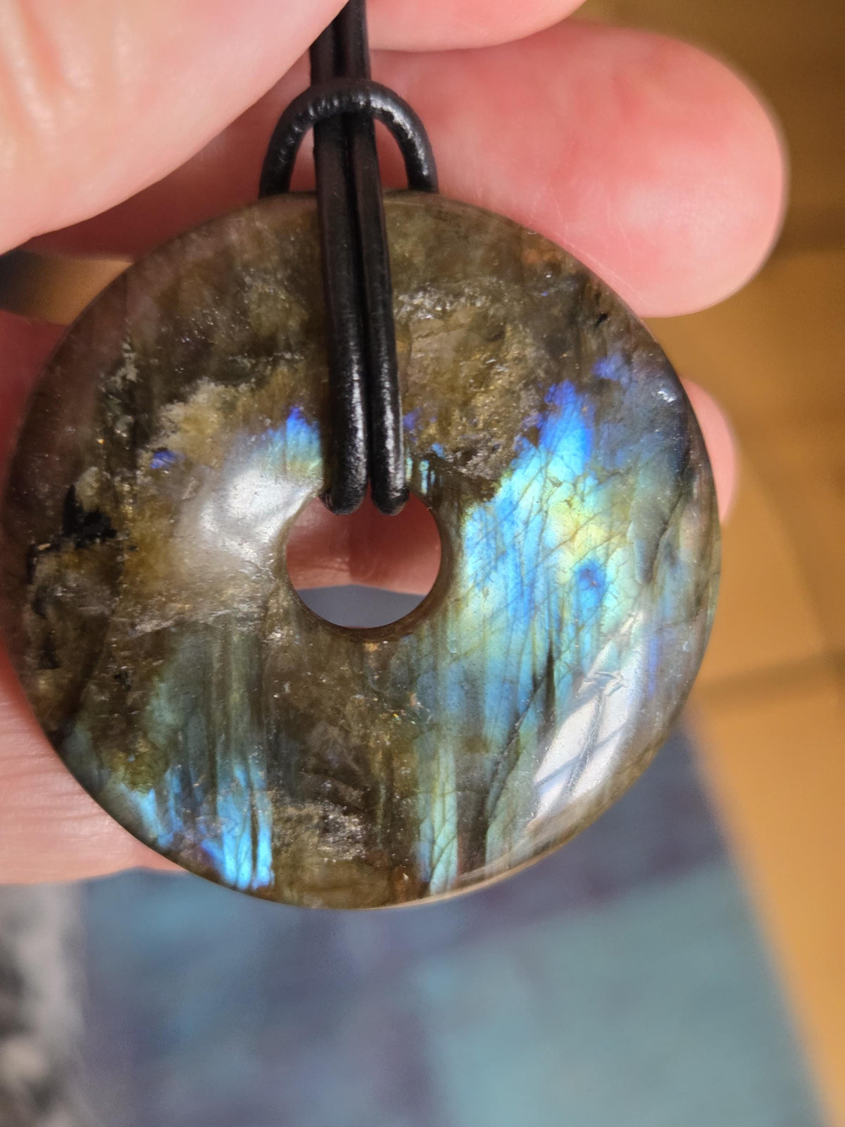 Labradorit Donut groß, grün blau gold Anhänger, 40 x 7 mm, gebohrt, an verstellbarem Lederband, Pi-Stein