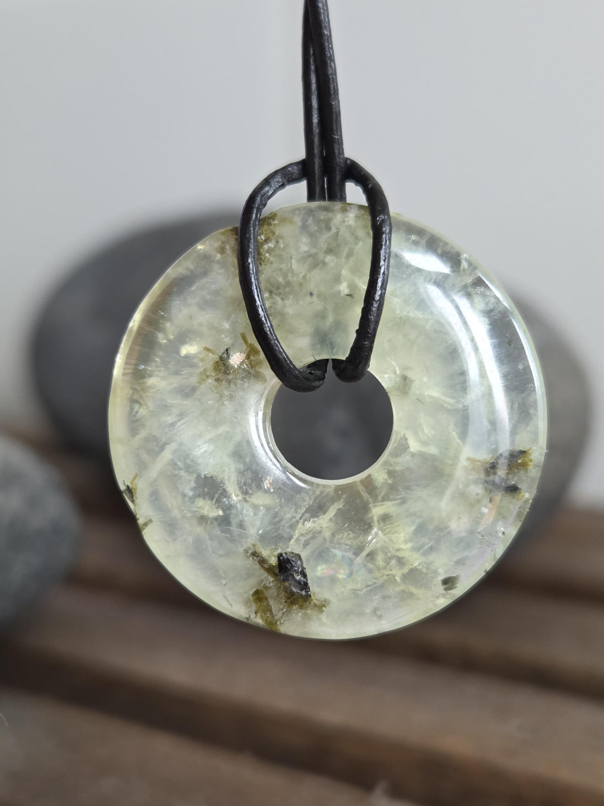 Zauberhafter Phrenit Donut, Kap-Smaragd Donut Anhänger, 30 x 5 mm, an verstellbarem Lederband, phrenite, Pi-Stein