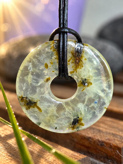 Zauberhafter Phrenit Donut, Kap-Smaragd Donut Anhänger, 30 x 5 mm, an verstellbarem Lederband, phrenite, Pi-Stein