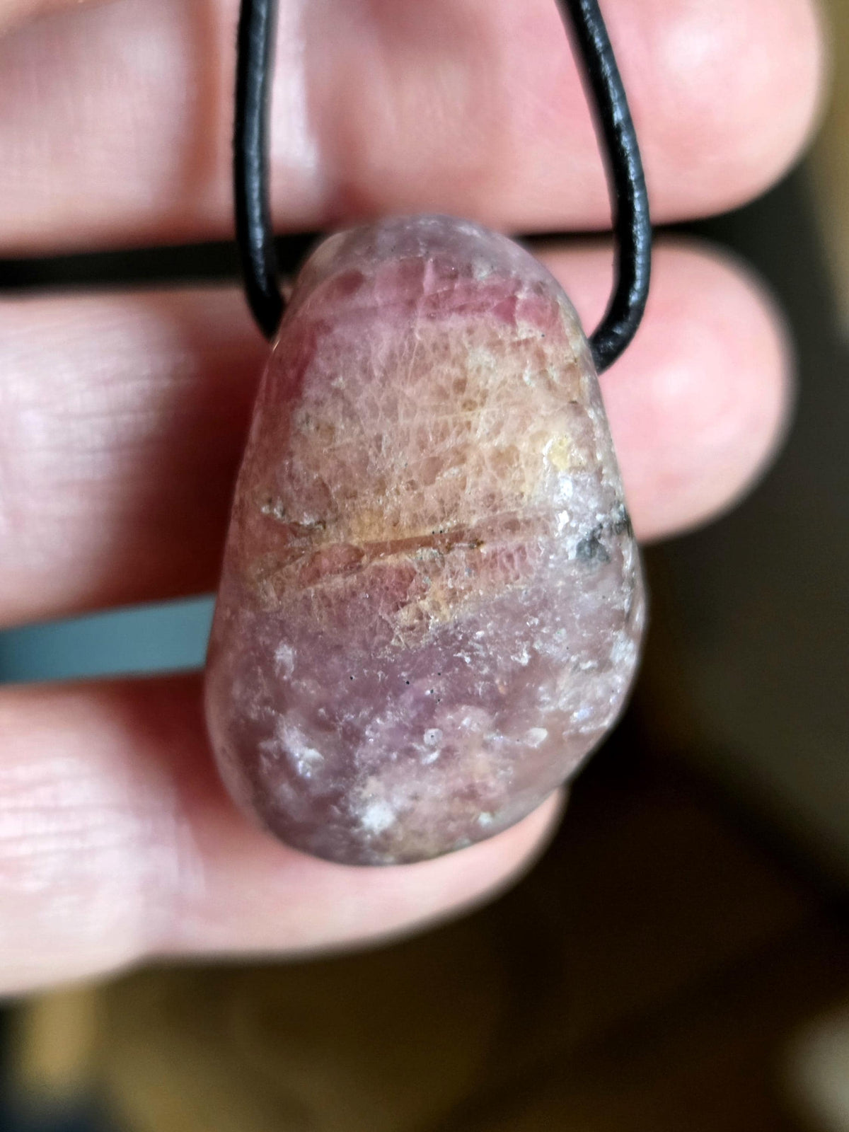 Bicolor Turmalin rot rosa gelb Turmalin, Rubellit, Trommelstein Anhänger, 30 x 21 x 21 mm, gebohrt, an verstellbarem Lederband