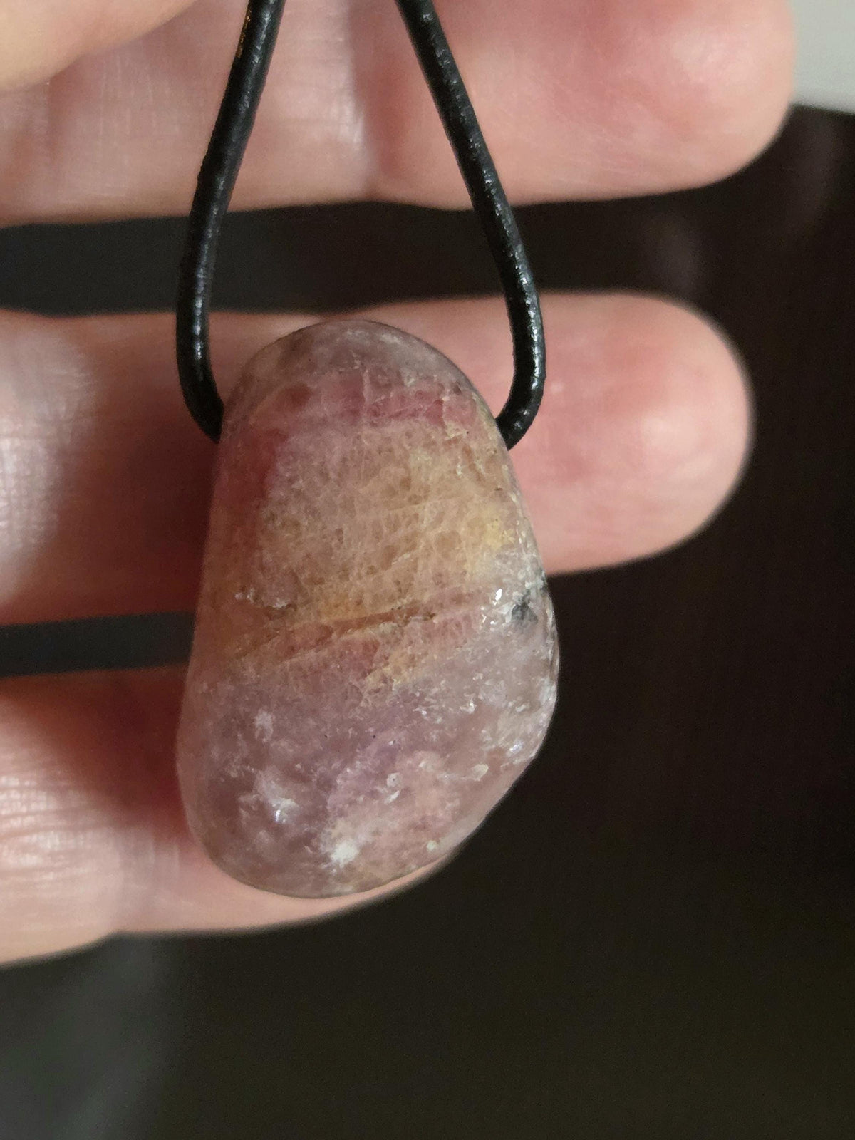 Bicolor Turmalin rot rosa gelb Turmalin, Rubellit, Trommelstein Anhänger, 30 x 21 x 21 mm, gebohrt, an verstellbarem Lederband