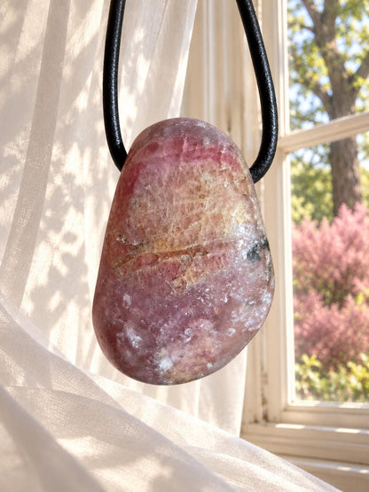 Bicolor Turmalin rot rosa gelb Turmalin, Rubellit, Trommelstein Anhänger, 30 x 21 x 21 mm, gebohrt, an verstellbarem Lederband