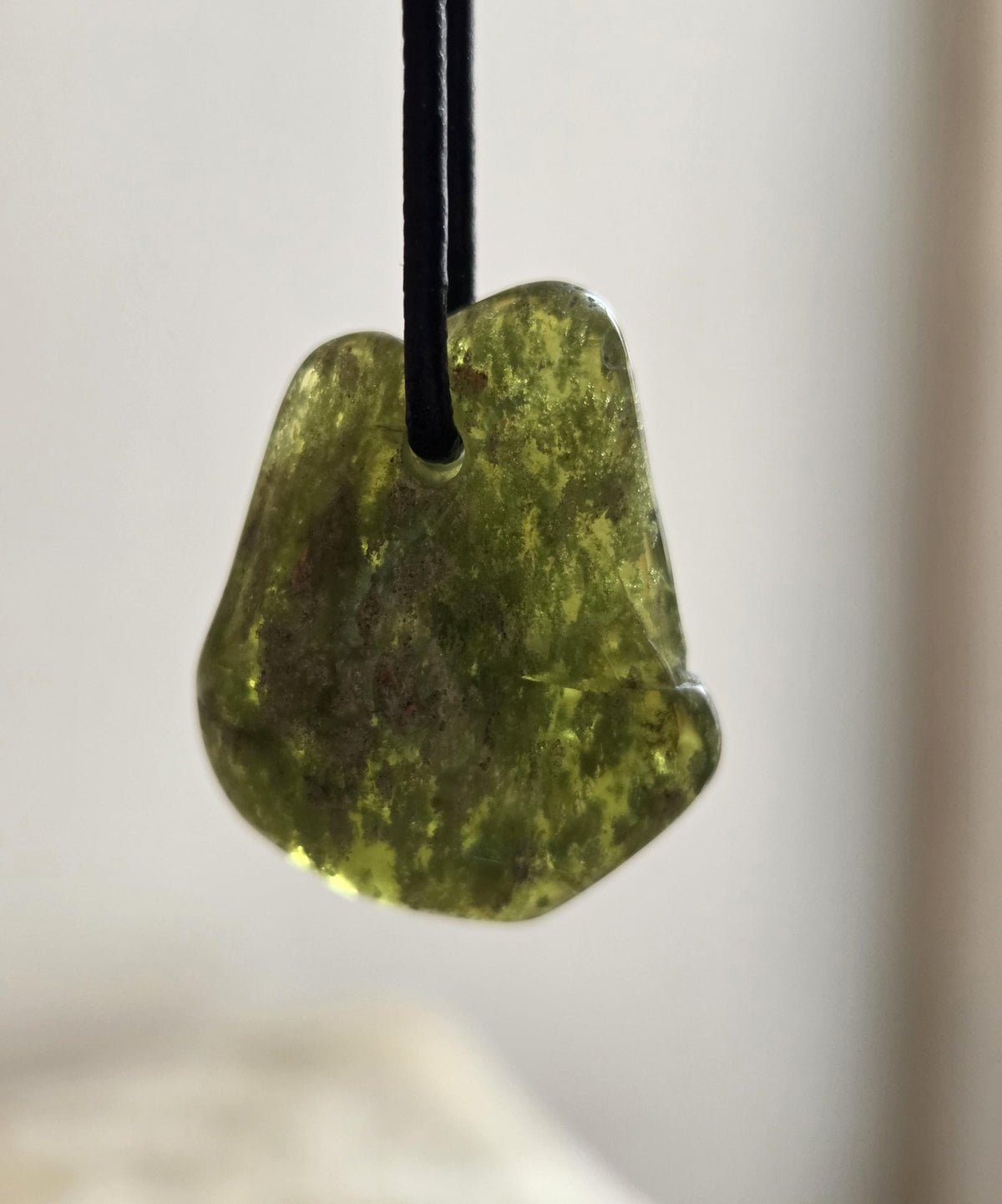 Magischer Vesuvianit Idokras Anhänger, 30 x 23 x 9 mm, gebohrt, an verstellbarem Lederband