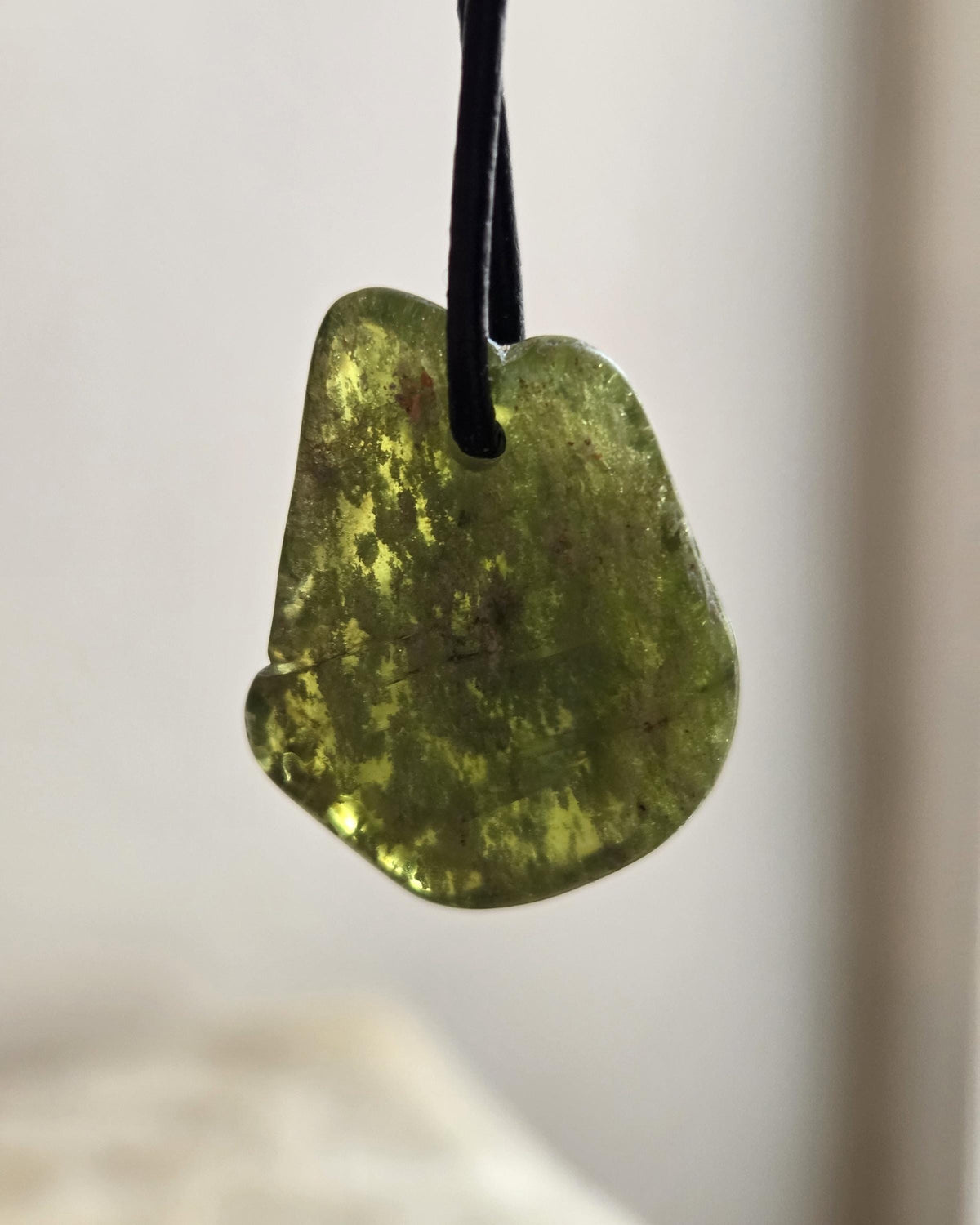 Magischer Vesuvianit Idokras Anhänger, 30 x 23 x 9 mm, gebohrt, an verstellbarem Lederband