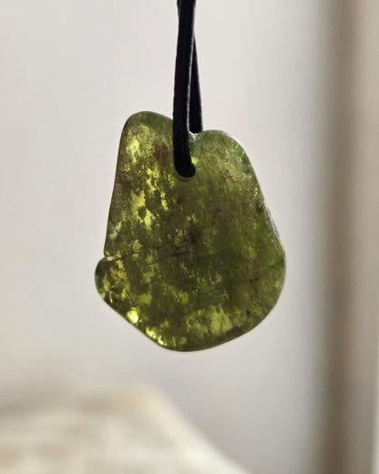 Magischer Vesuvianit Idokras Anhänger, 30 x 23 x 9 mm, gebohrt, an verstellbarem Lederband