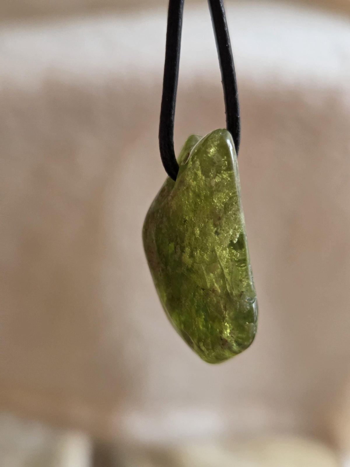 Magischer Vesuvianit Idokras Anhänger, 30 x 23 x 9 mm, gebohrt, an verstellbarem Lederband