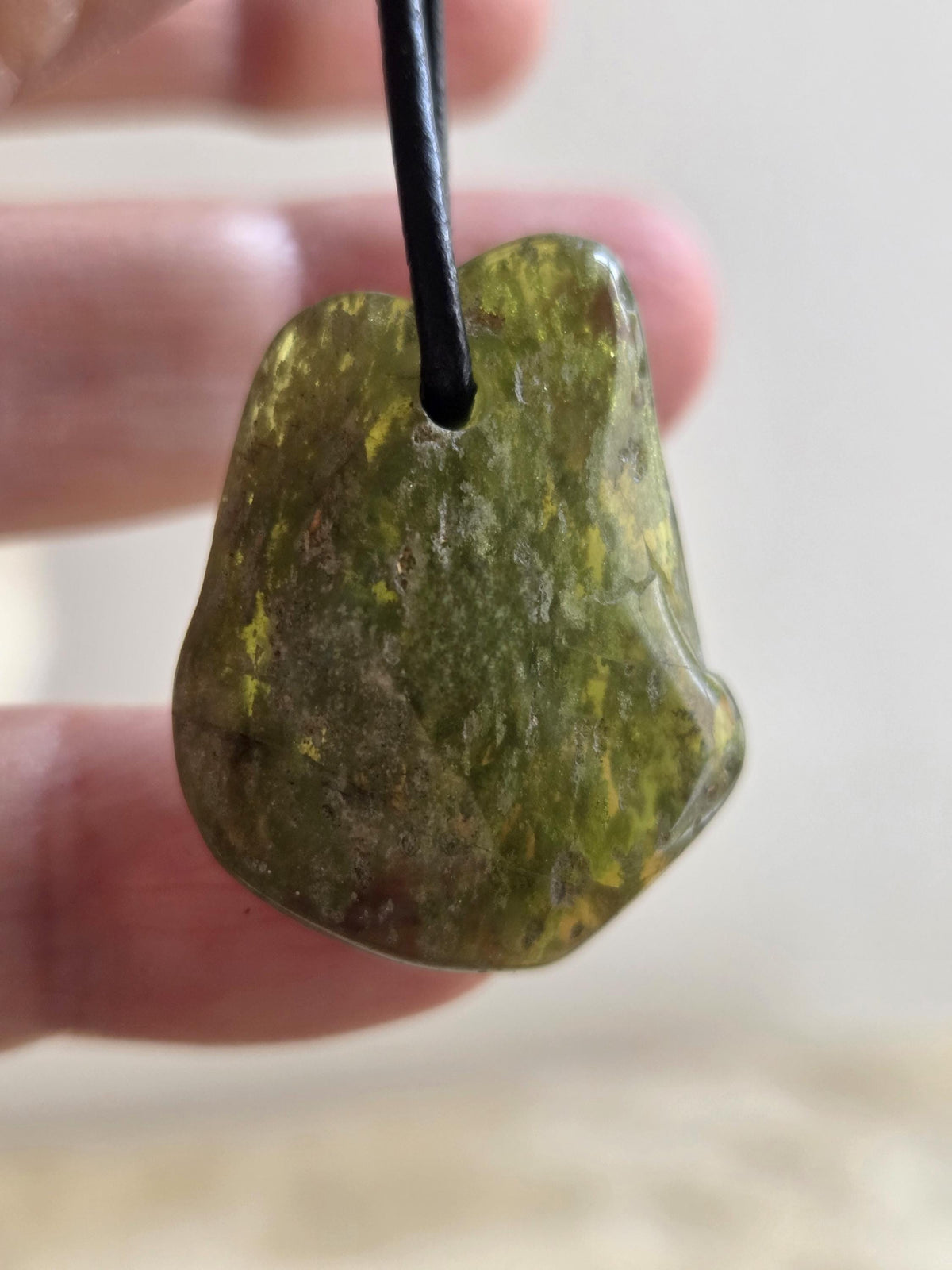 Magischer Vesuvianit Idokras Anhänger, 30 x 23 x 9 mm, gebohrt, an verstellbarem Lederband
