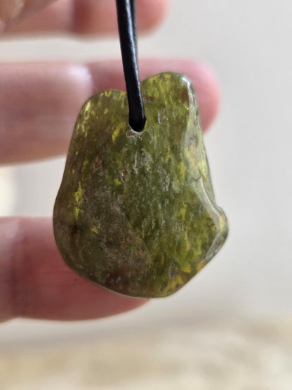 Magischer Vesuvianit Idokras Anhänger, 30 x 23 x 9 mm, gebohrt, an verstellbarem Lederband