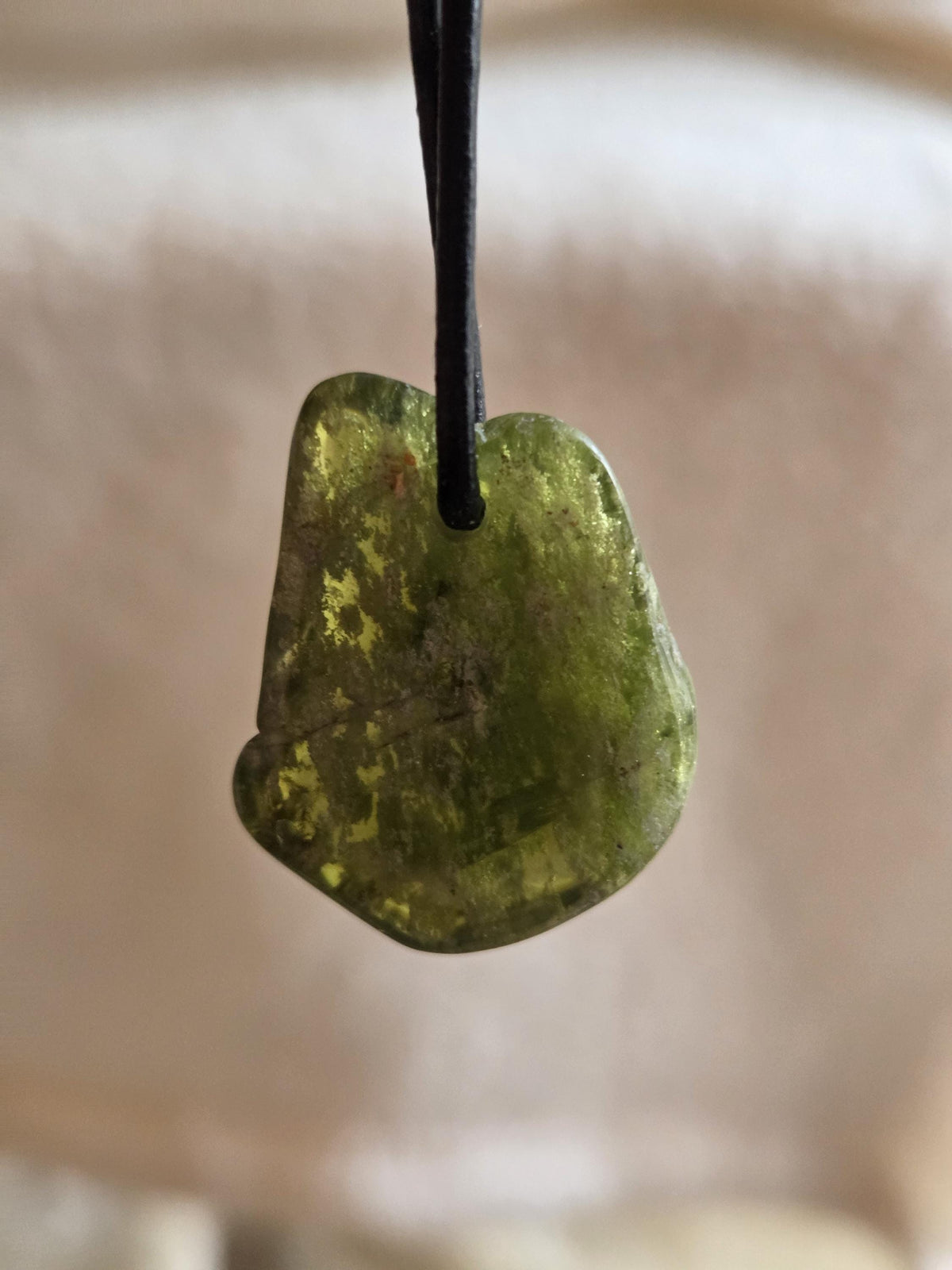 Magischer Vesuvianit Idokras Anhänger, 30 x 23 x 9 mm, gebohrt, an verstellbarem Lederband