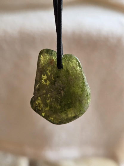 Magischer Vesuvianit Idokras Anhänger, 30 x 23 x 9 mm, gebohrt, an verstellbarem Lederband
