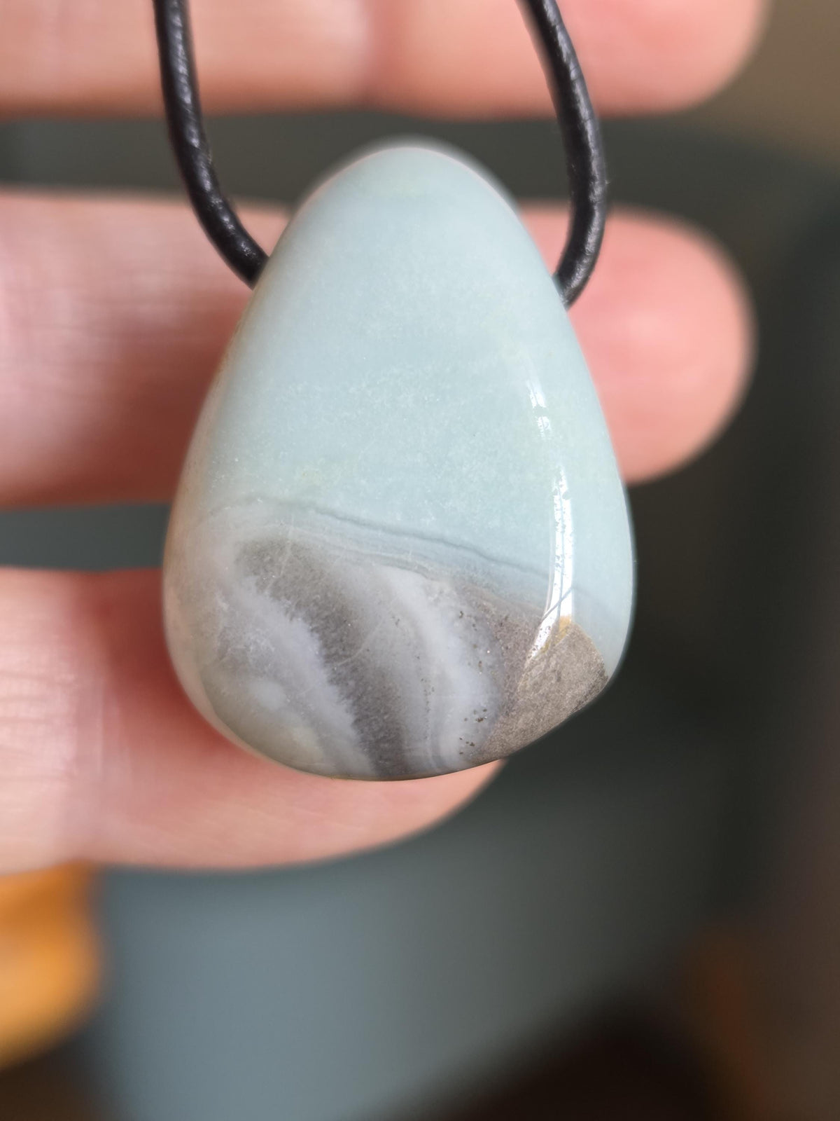 Amazonit mit Rauchquarz, Anhänger, 28 x 22 x 11 mm, gebohrt, an verstellbarem Lederband, Norwegen