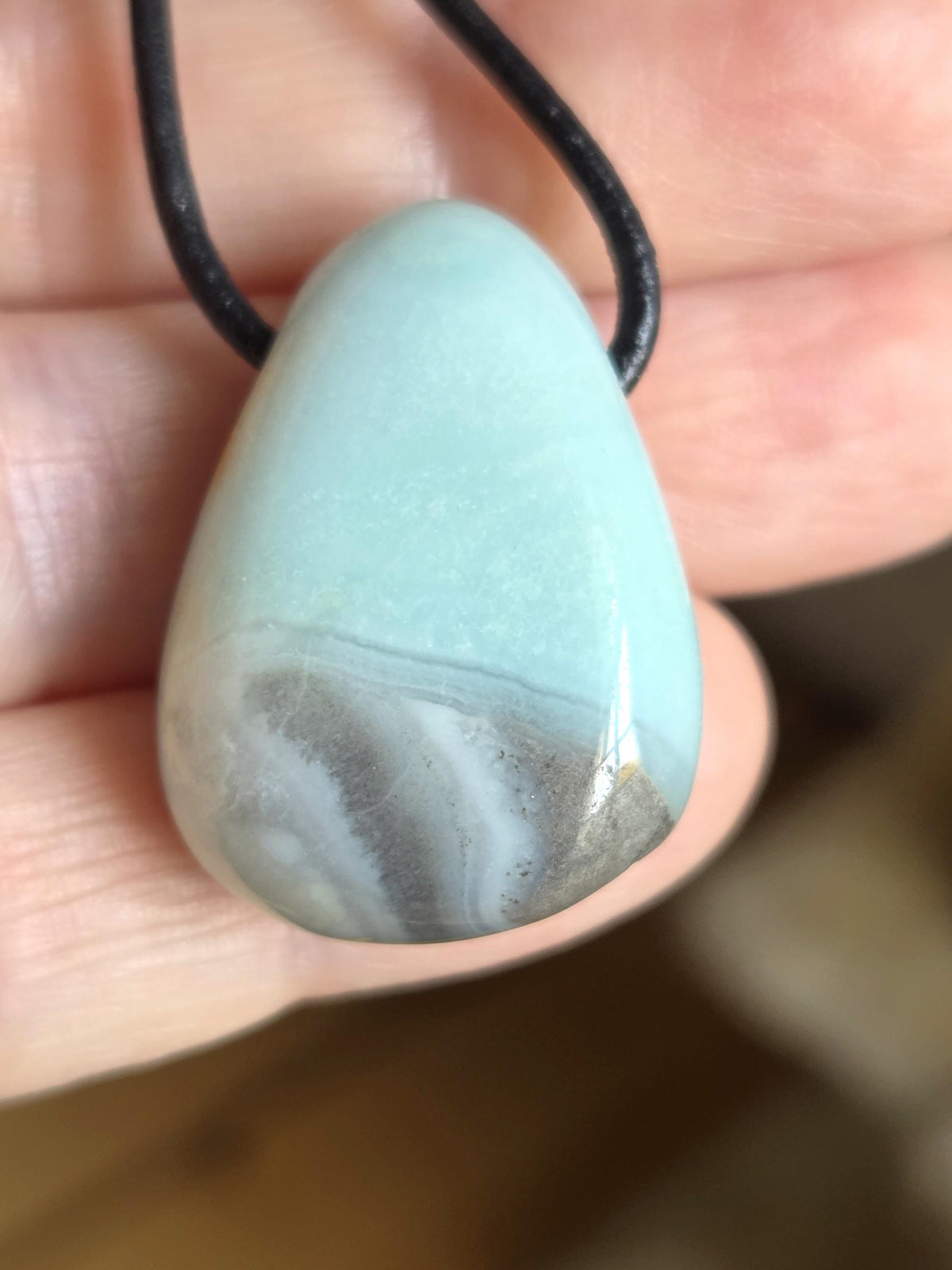 Amazonit mit Rauchquarz, Anhänger, 28 x 22 x 11 mm, gebohrt, an verstellbarem Lederband, Norwegen